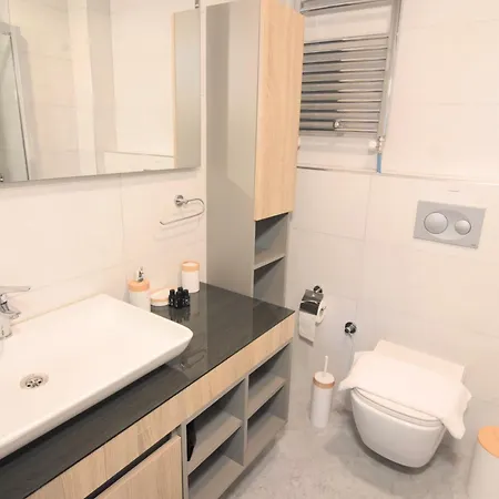Brand New With Bedroom & Office דירה *